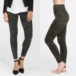 SPANX Look At Me Now Green & Black Camo Cropped Seamless Hi-Rise Leggings- M